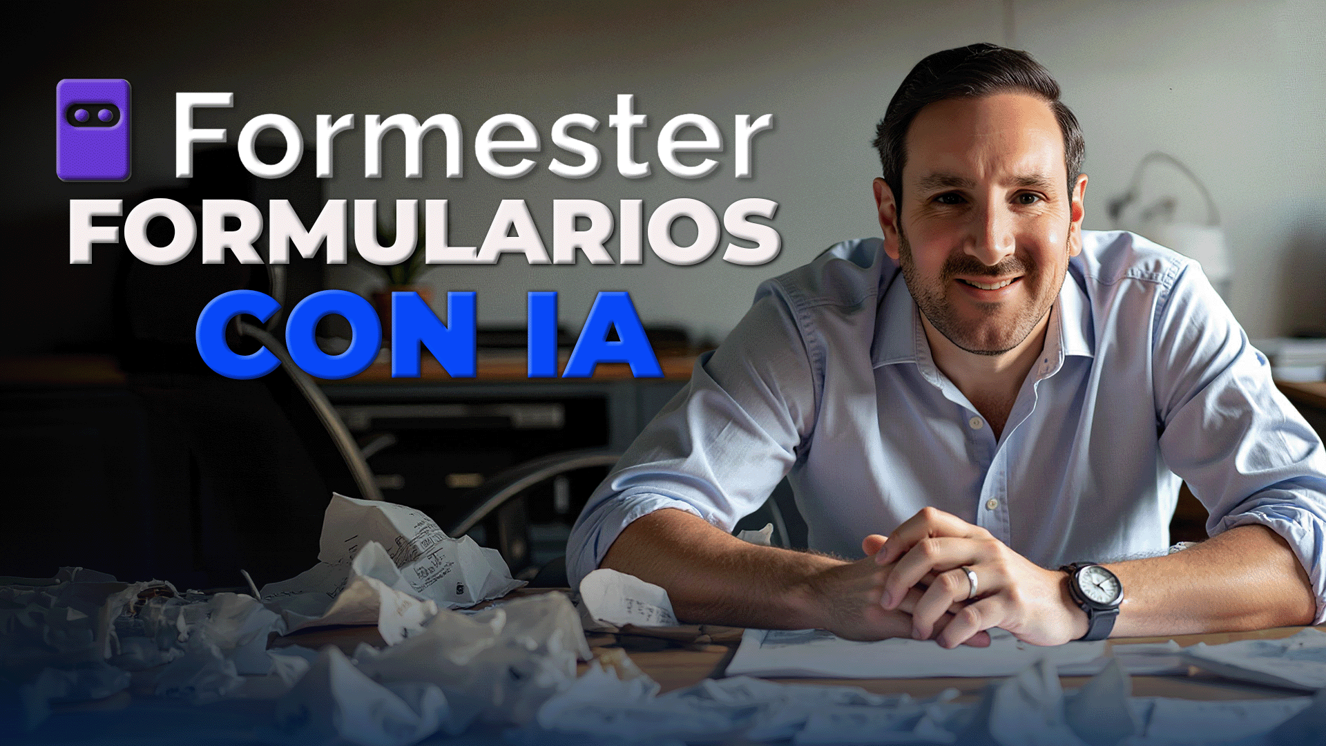 Hombre sonriente en escritorio lleno de papeles arrugados junto al texto 'Formester formularios con IA' y el logo de la app