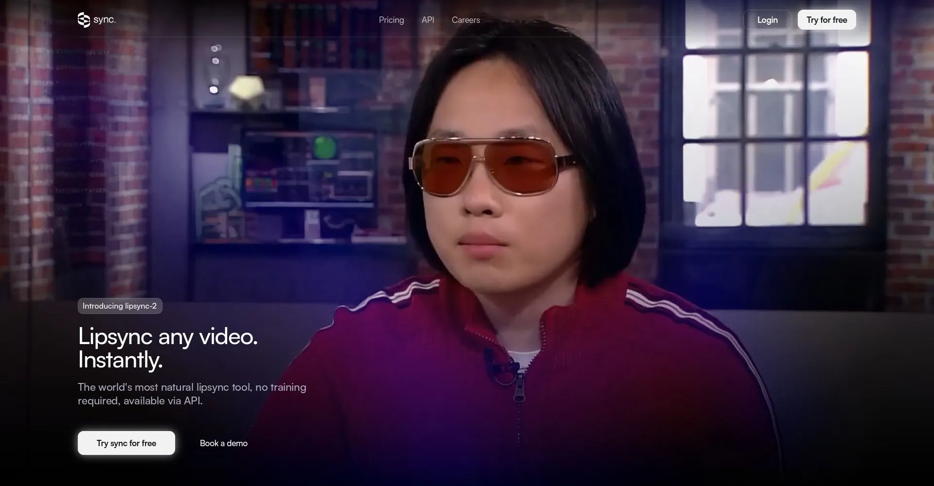 Persona con gafas de sol mirando a la cámara en un entorno de oficina