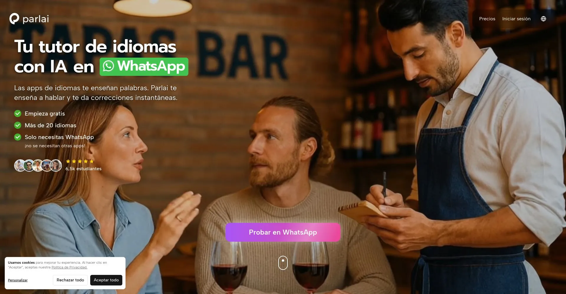 Personas conversando en un bar mientras un mesero toma nota