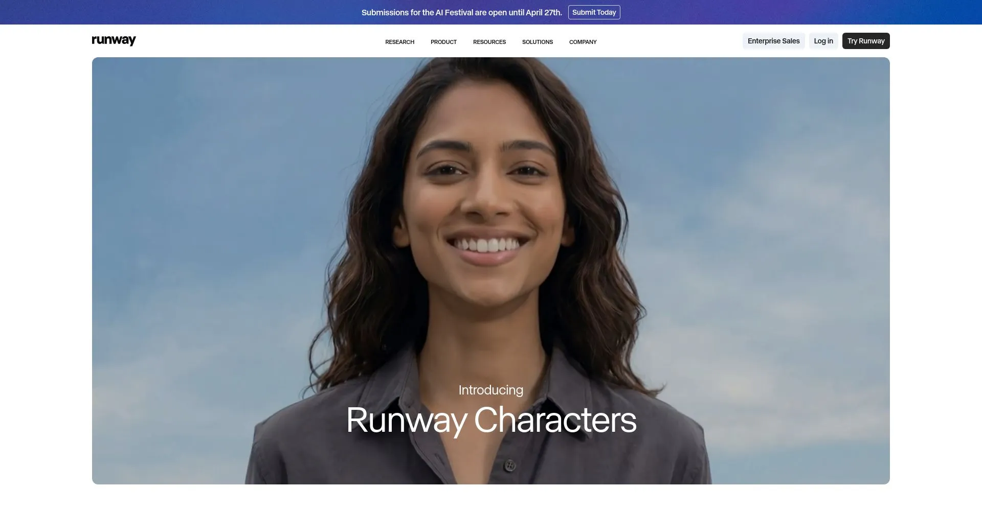 Mujer sonriendo en sitio web de Runway